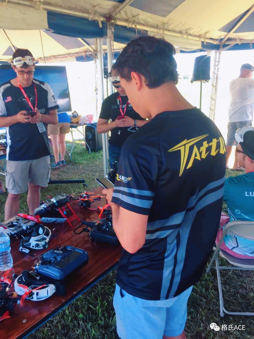 無人機(jī)比賽選手調(diào)試無人機(jī) 無人機(jī)比賽選手調(diào)試無人機(jī)