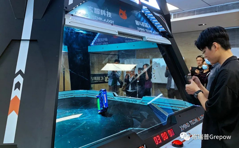 玄智科技同事在新辦公場所，展示了輕量級格斗機(jī)器人表演