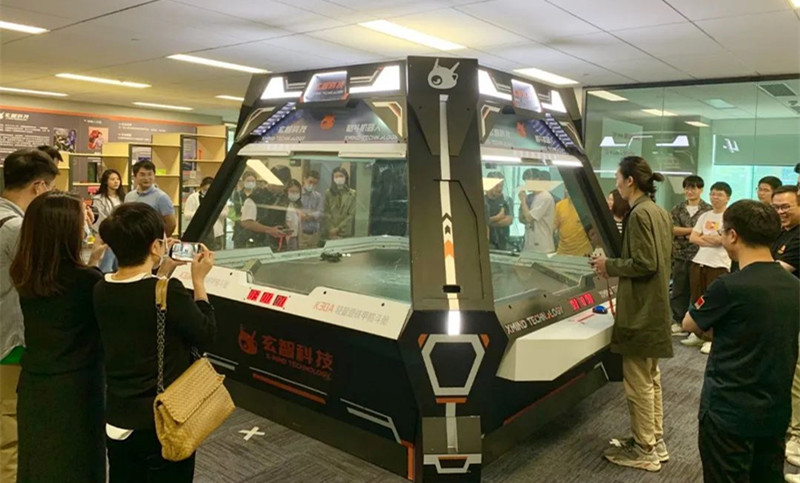 玄智科技同事在新辦公場所，展示了輕量級格斗機(jī)器人表演